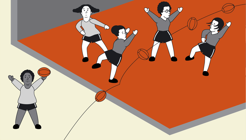 Therese hlt mit erhobenen Armen einen Rugbyball. Im Hintergrund spielen junge Frauen Rugby.