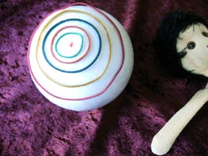 Ineinandergeschachelte Kreise auf einem Ball.